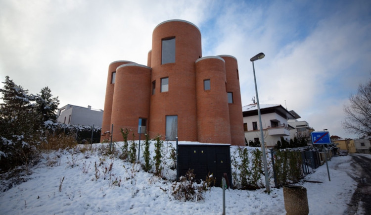 Veřejné WC a centrum podpory Ukrajiny. Okamurova vila je opět terčem, teď na mapě