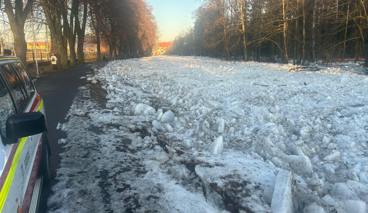 Ledové kry se daly do pohybu. Nechoďte k řece, varuje město
