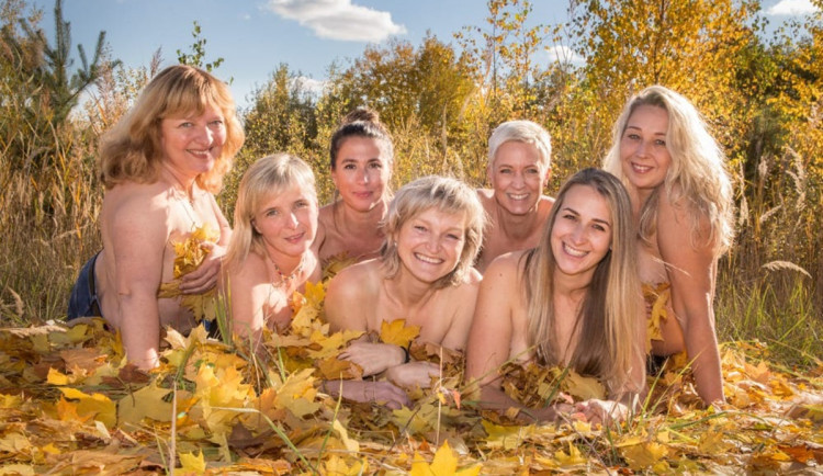 Před chlapama jsme to tutlaly, říkají hasičky. Nafotily kalendář pro dobrou věc