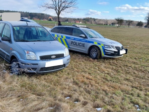 Nebezpečnou jízdu na Jindřichohradecku ukončili policisté PIT manévrem