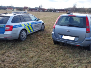 Nebezpečnou jízdu na Jindřichohradecku ukončili policisté PIT manévrem
