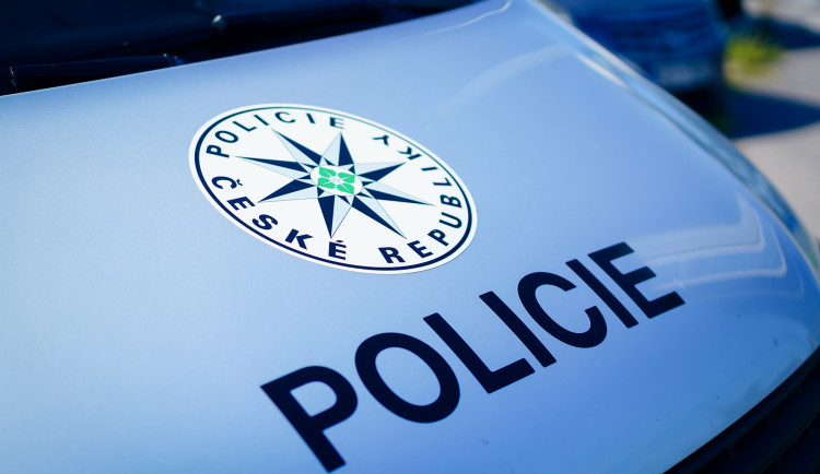 Policie zasahovala na městském úřadu Černošic, zadržela 16 lidí