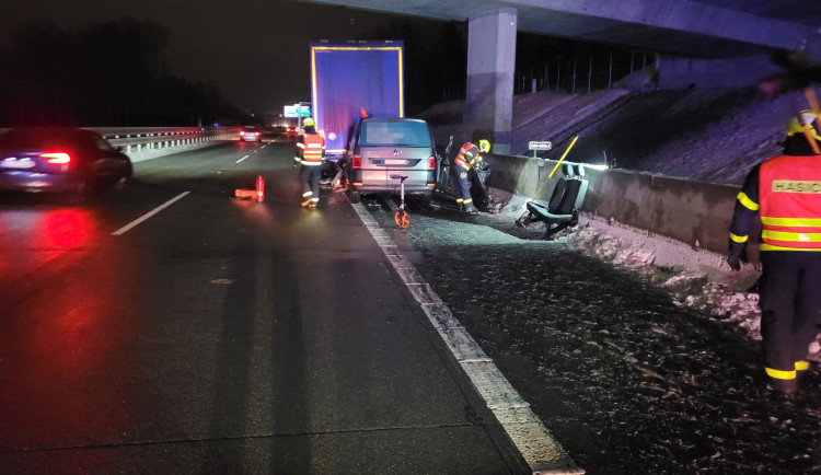 Noční kolize na D48 ochromila dopravu, záchranáři ošetřovali devět zraněných