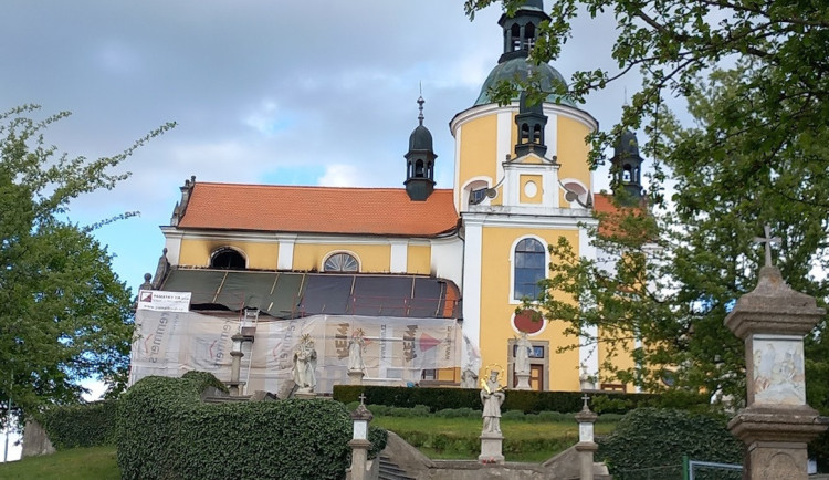 Oprava kostela v Chlumu u Třeboně po požáru potrvá několik let