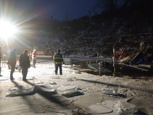 Na Orlické přehradě se potopil hausbot. Vyproštění zkomplikoval špatný přístup i nízká teplota