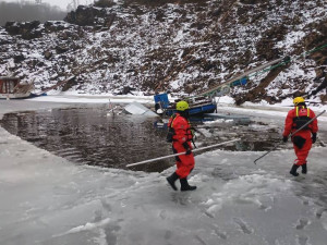 Na Orlické přehradě se potopil hausbot. Vyproštění zkomplikoval špatný přístup i nízká teplota