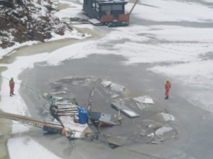 Na Orlické přehradě se potopil hausbot. Vyproštění zkomplikoval špatný přístup i nízká teplota