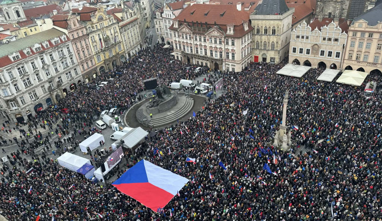 Demonstrace na podporu prezidenta zaplnila celé Staroměstské náměstí, policie musela omezit vstup