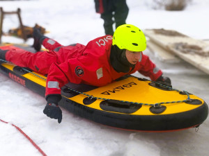 Propadli se pod led. Kapličtí hasiči trénovali záchranu v ledové vodě