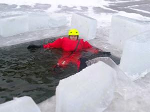 Propadli se pod led. Kapličtí hasiči trénovali záchranu v ledové vodě