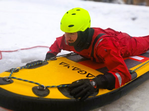 Propadli se pod led. Kapličtí hasiči trénovali záchranu v ledové vodě