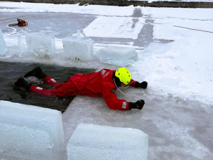 Propadli se pod led. Kapličtí hasiči trénovali záchranu v ledové vodě