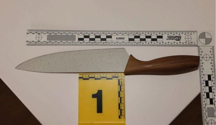 Loupil s nožem v ruce. Devatenáctiletý recidivista z Olomouce chtěl peníze na nájem, skončil ve vazbě