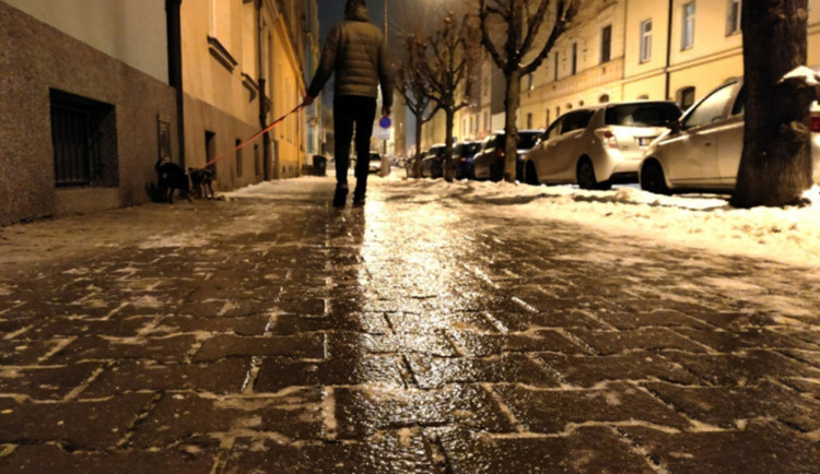 Na Vysočině to bude klouzat. Meteorologové varují před silnou námrazou