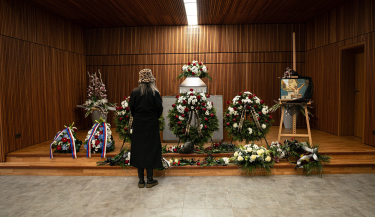 FOTO: Veřejnost se rozloučila s legendárním vzpěračem Otou Zarembou