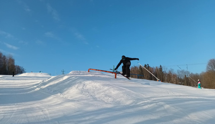 FOTO: V Jeseníkách otevřel nový snowpark. Míří tam i sportovci z Brna