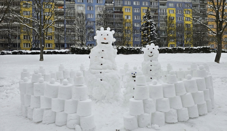 Město hledá autory rodiny sněhuláků, jejich výtvor zaujal celé sídliště i radnici