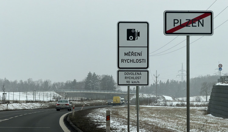 Strach z radarů brzdí provoz na Západním okruhu, přestože je tam povolená devadesátka