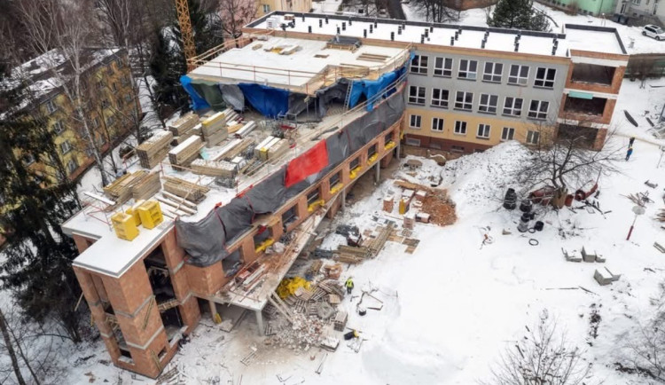 Budova dětské psychiatrie v Liberci se proměňuje. Podívejte se, jak stavba pokročila