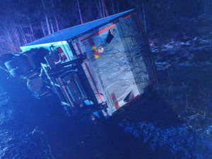 Noční střet auta s kamionem u Velké Turné. Jednoho zraněného odvezli záchranáři