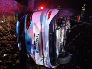 Noční střet auta s kamionem u Velké Turné. Jednoho zraněného odvezli záchranáři