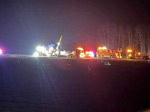 Bezohledný řidič způsobil nehodu kamionu s dodávkou, pátrá po něm policie