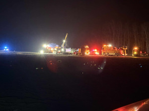 Bezohledný řidič způsobil nehodu kamionu s dodávkou, pátrá po něm policie