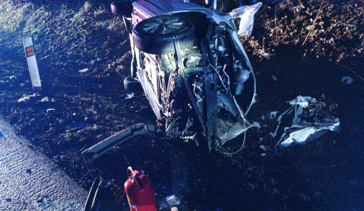 Noční střet auta s kamionem u Velké Turné. Jednoho zraněného odvezli záchranáři