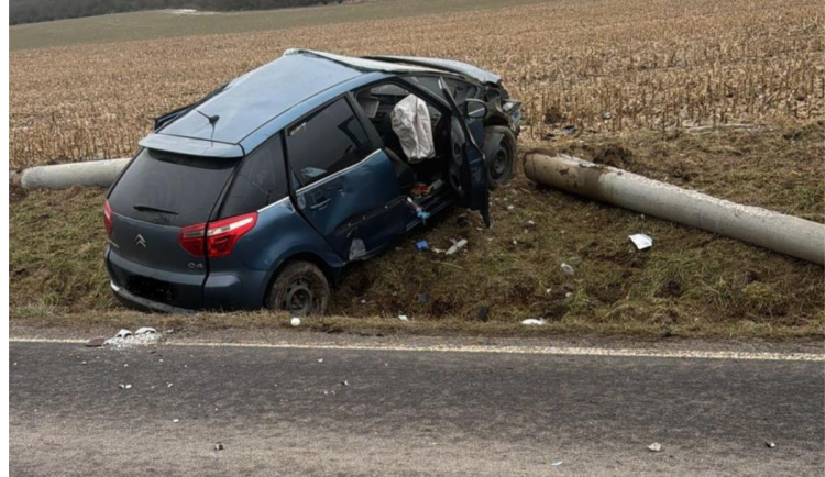 Tragická nehoda u Kestřan. Mladá řidička po nárazu do sloupu zemřela