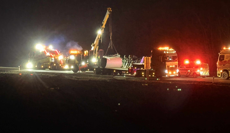 Bezohledný řidič způsobil nehodu kamionu s dodávkou, pátrá po něm policie