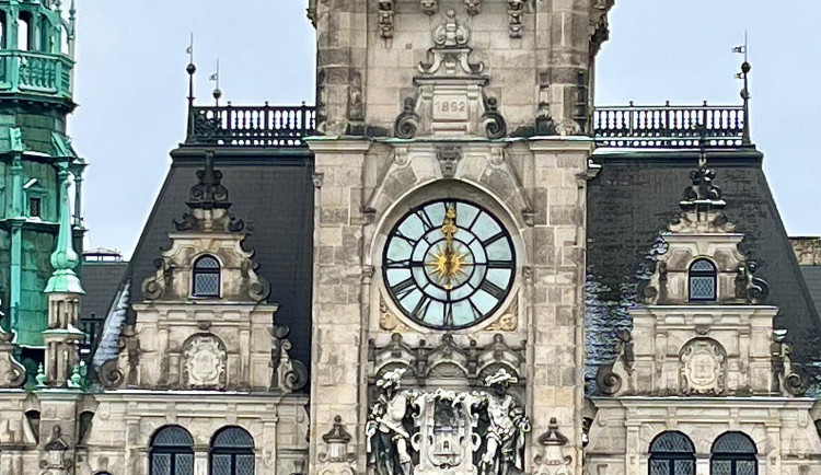 Hodiny na radnici se zastavily, rozbil se pohon ručiček