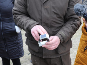 Kudy běží zajíc. U Budějc začal výzkum s GPS obojky, má zabránit střetům zvěře s auty