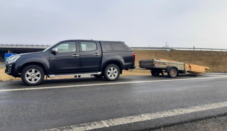 Poplach na D3. Auto s přívěsem plným dřeva jelo v protisměru a vyděsilo řidiče