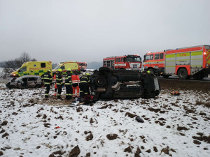 Vážná nehoda u Třebětic. Zraněné po střetu dvou aut museli vyprostit hasiči