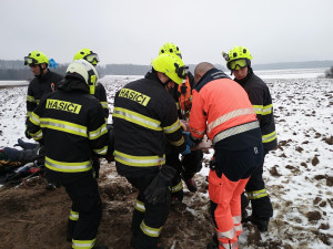 Vážná nehoda u Třebětic. Zraněné po střetu dvou aut museli vyprostit hasiči