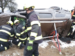 Vážná nehoda u Třebětic. Zraněné po střetu dvou aut museli vyprostit hasiči
