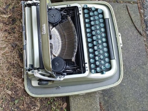 Policie zasahovala v Plavské ulici v Budějcích, v podezřelém kufříku byl psací stroj