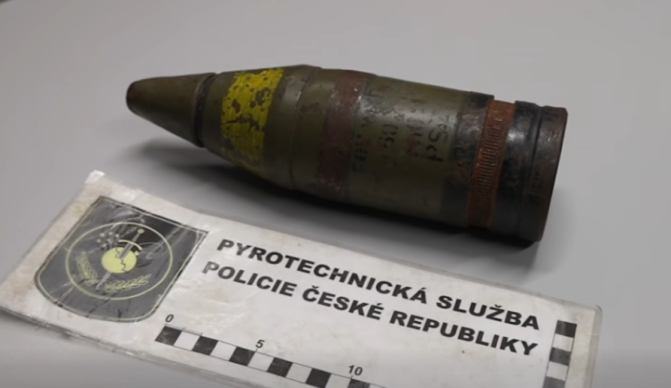 Žena přinesla na policejní služebnu v Praze protitankovou střelu. Naštěstí byla neaktivní