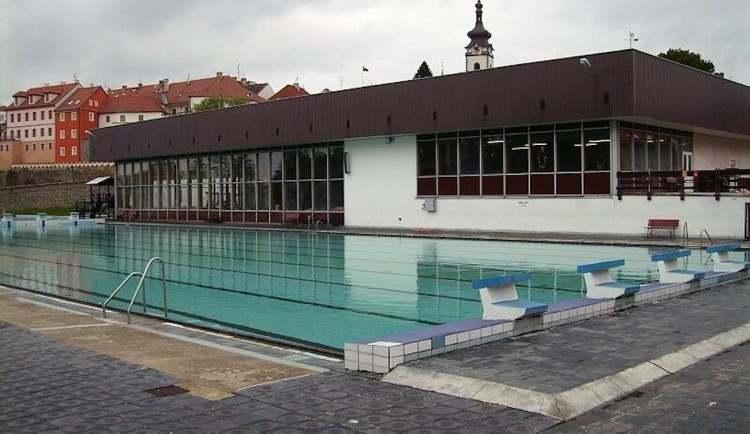 Písek zvažuje rekonstrukci venkovního bazénu pod hradbami.
