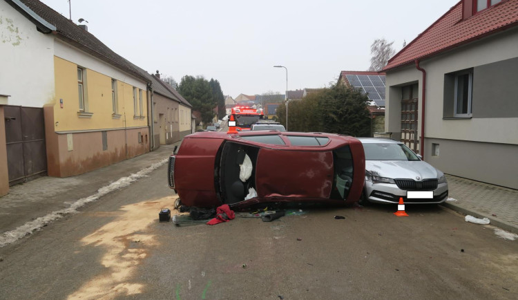 Řidič v Lišově havaroval s více než dvěma promile alkoholu, auto skončilo na boku.