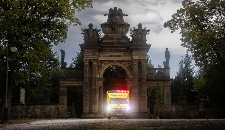 Jsou nejlepší v Evropě. Královéhradečtí záchranáři dokážou oživit člověka i na hřbitově