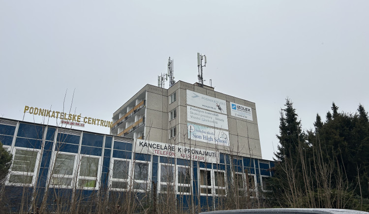 POLITICKÁ KORIDA: Jak zastupitelské kluby hodnotí kauzu Denise Doksanského ohledně školného na Sionu?