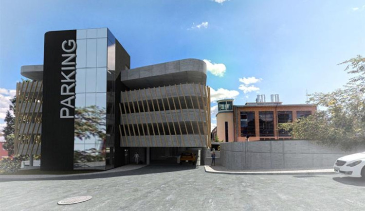 Další parkovací dům v kraji: Hejtmanství projektuje stavbu u novoměstské nemocnice