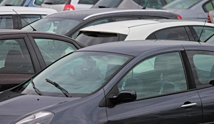 Roste napětí kolem možného zrušení stovek parkovacích míst. Veřejné projednávání město zrušilo