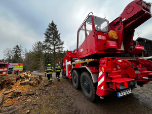 Hasiči v Noskově zachraňovali koně. Na pomoc vyrazil i jeřáb