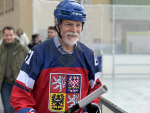 FOTO: Prezident se na olympijském festivalu vrhl na sport. Vyzkoušel curling i biatlon