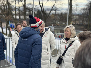 FOTO: Prezident se na olympijském festivalu vrhl na sport. Vyzkoušel curling i biatlon