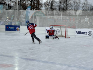 FOTO: Prezident se na olympijském festivalu vrhl na sport. Vyzkoušel curling i biatlon