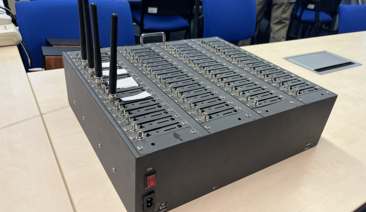 Úvěry na cizí jména i vybílené účty. Policisté dopadli dvojici podvodníků