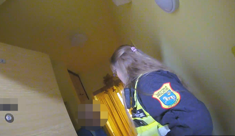 Seniorku v noci vyděsily hlasy u dveří jejího bytu a klepání. Aktivovala nouzové tlačítko